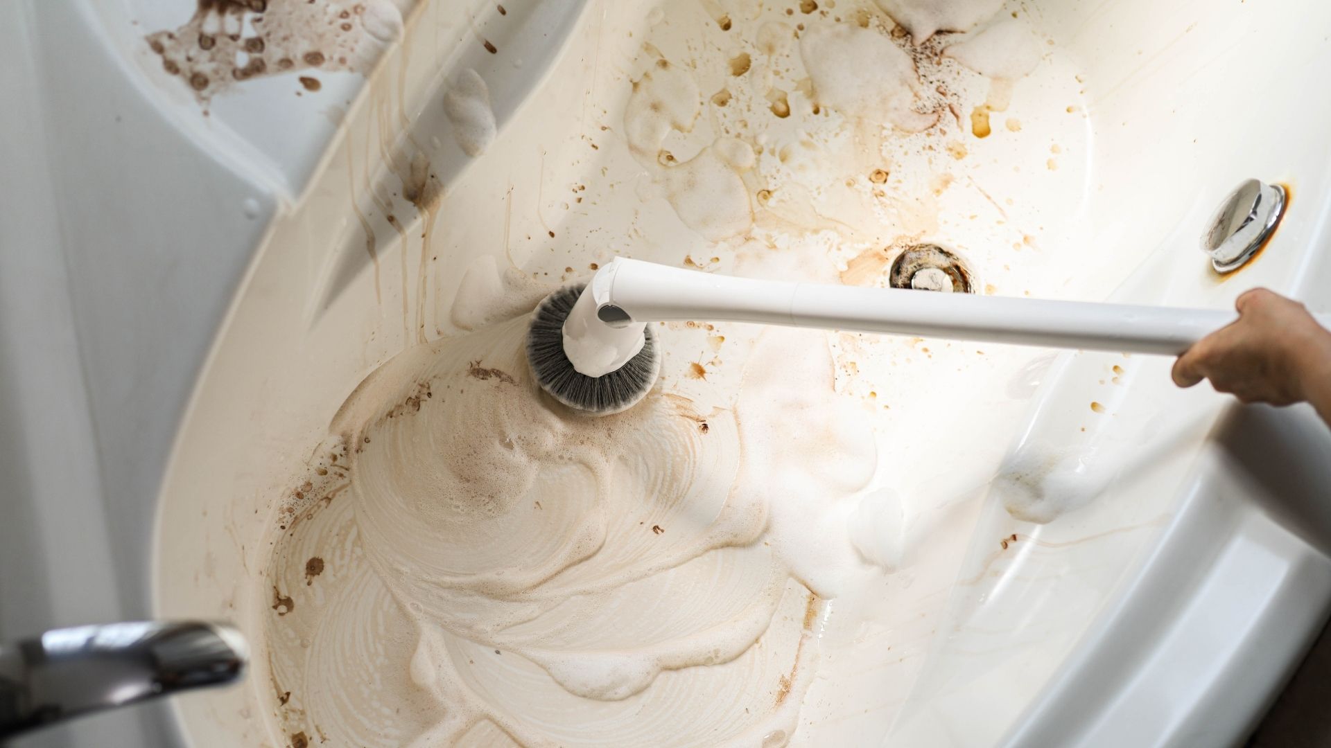 5-Cara-Membersihkan-Kerak-Membandel-di-Kamar-Mandi